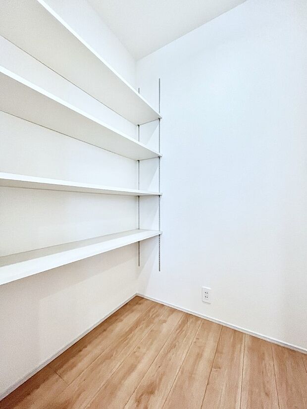 キッチンにはパントリー!食材のストックはもちろん、日用品の収納など使い方はいろいろ!