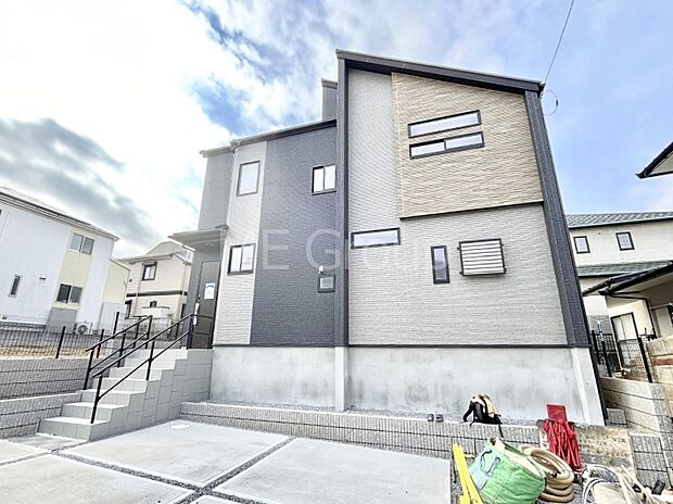 ~Exterior~ 閑静な住宅地で子育て家族にピッタリ。 毎日のお散歩も快適な緑に恵まれたエリアで、自然に包まれた穏やかな暮らしを実現するための、ゆとりある住環境が整っています。