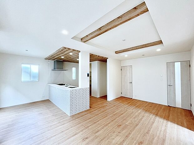 ~Living~ 家族の食事や団らんのほか、子どもを遊ばせたり、友人を招いたりするLDKは住まいの中心。長時間過ごす場所だから、その空間は住まい全体の居心地を左右します。