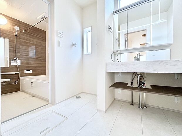 ~Dressing Room~ 清潔感溢れる色合いで統一されていると、スッキリと整った印象をうけます。 鏡の裏にはたっぷりと収納スペースを標準装備! 水廻りは、シンプルかつ機能性を重視して。