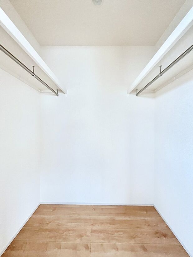 ~Walk-in Closet~ 必要なものやコーディネートを一覧して確認でき、身支度や準備が短時間で済むウォークインクローゼットを設置しました。家の中をすっきりとさせる便利な収納スペースです。