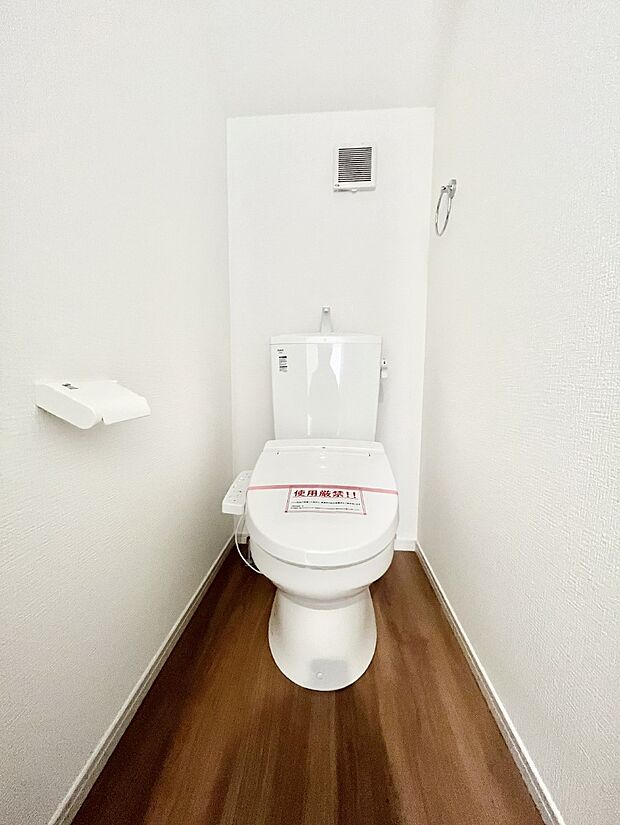 ~Toilet~ 綺麗・スッキリ・快適なウォシュレット付トイレでくつろげる空間です。トイレは毎日使わざるを得ないもの。いつも清潔を保ちたいですね。トイレが2ヶ所あるので朝の混雑時に便利です!