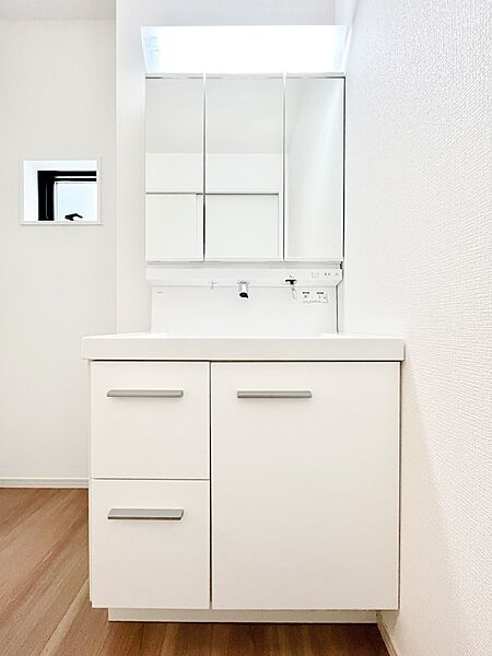 ～Dressing Room～　暗くなりがちな洗面所も窓があると採光と換気が可能なので気持ちよくお使い頂けます。三面鏡タイプの洗面台は鏡裏収納で散らかりがちな洗面所もスッキリ♪