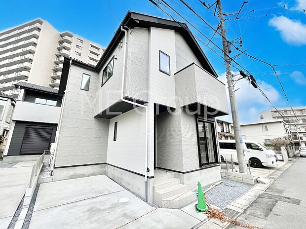 ~Exterior~ 一戸建ての大きなメリットは、自分達の「土地」を「自由に」使える事です。ガーデニングやDIY,車やバイクの趣味など様々な用途で利用できます。