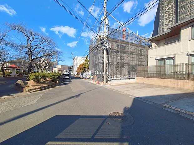 〜Exterior〜　前面道路：南 4.94m 公道　前面道路は閑静な住宅地をはしる車通りの少ない道路。駐車の出し入れもらくらくです！ご不明点・現地見学のご希望は、お気軽にお問い合わせください！
