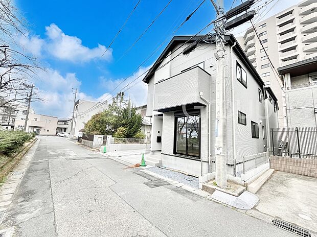 ~Exterior~ 前面道路:南 4.94m 公道 前面道路は閑静な住宅地をはしる車通りの少ない道路。駐車の出し入れもらくらくです!ご不明点・現地見学のご希望は、お気軽にお問い合わせください!
