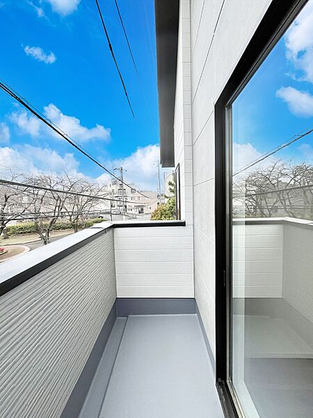 ～Balcony～  バルコニーは温かい陽がさしこみ、お布団や洗濯物を気持ちよく干すことができます。  使いやすく開放的なバルコニーです♪陽ざしがたっぷり降り注ぐ、バルコニー付き住まい。