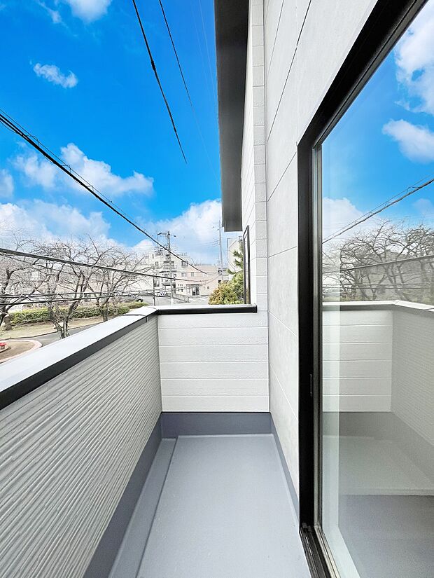 ゆったりバルコニーだから沢山お洗濯ものを干せます。