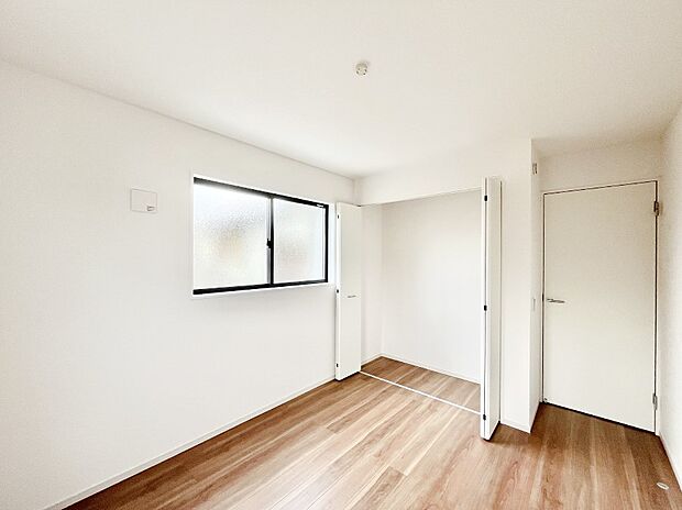 やさしい光がさしこむ居室はしっかり収納付き