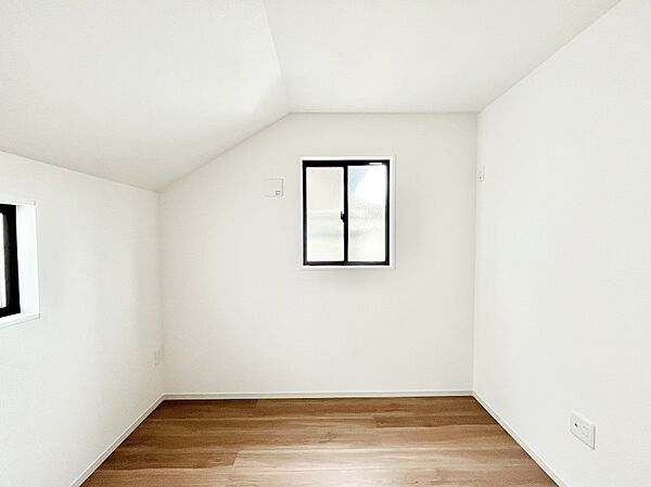 ～Bed Room～　2面採光を確保した明るい室内は、風通しも良く、大変居心地の良い空間となっております。爽やかな風を感じて起きる朝は、快適生活の始まりに！日当たりや通風がとても良い住まい♪