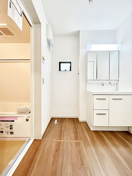 ～Dressing Room～  清潔感溢れる色合いで統一されていると、スッキリと整った印象をうけます。  鏡の裏にはたっぷりと収納スペースを標準装備！  水廻りは、シンプルかつ機能性を重視して。