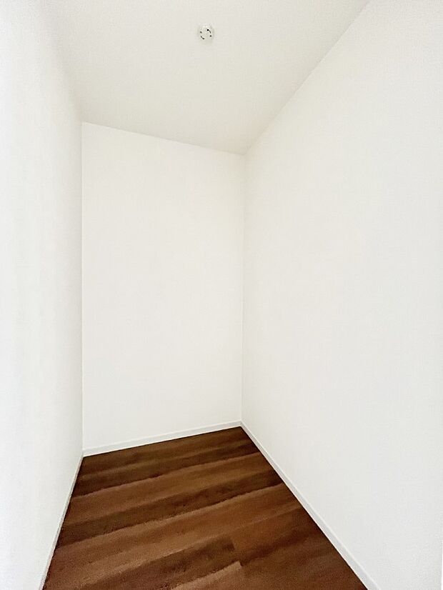 ~Walk-in Closet~ 必要なものやコーディネートを一覧して確認でき、身支度や準備が短時間で済むウォークインクローゼットを設置しました。家の中をすっきりとさせる便利な収納スペースです。