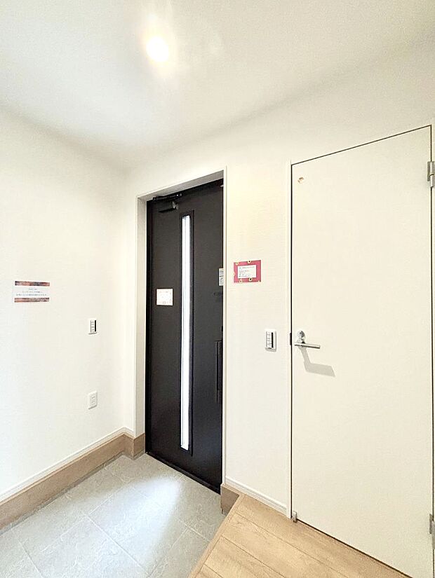 〜Entrance〜　玄関は家の顔といわれますが我が家のセンスをさりげなく感じさせる魅力ある玄関造りも楽しみの一つ。帰宅する度に家族がほっとできる心地よい空間造りも大切ですね♪