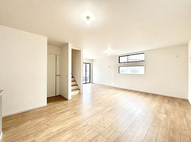 〜Living〜　リビングに階段のある間取りです♪家族のコミュニケーションがスムーズに取れますね♪ゆとりある暮らしと心地よい住環境が紡ぐ贅沢な時間をご家族みんなでお過ごし下さい。