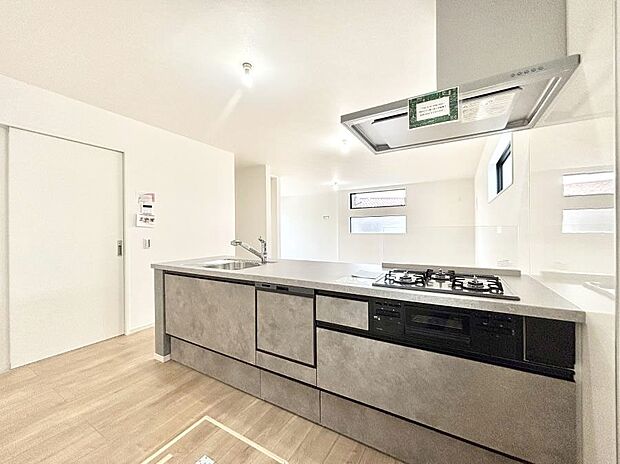 〜Kitchen〜  リビングが見渡せるカウンターキッチン。  料理をしながら家族とコミュニケーションをとれるだけでなく、大きな開放感も得ることができます。  お子様の成長も感じることができますね！