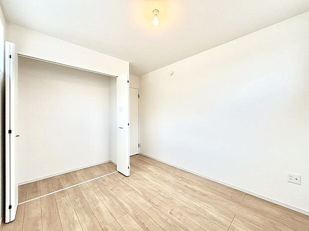〜Bed Room〜　部屋数が多いのが戸建てのメリットです。ご家族が増えたことで手狭に感じていた住まいも戸建てでは各居室プライバシーを保つことができます。住まいにゆとりが生まれ心もリラックスできます♪