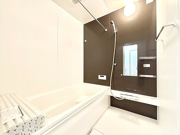 〜Bath Room〜　落ち着いた雰囲気の浴室で明日に向けてリフレッシュ。浴室乾燥機能も付いているので隣の洗濯機置き場で洗い上がった洗濯物を、雨の日も天気を気にせず乾燥させることも可能です。