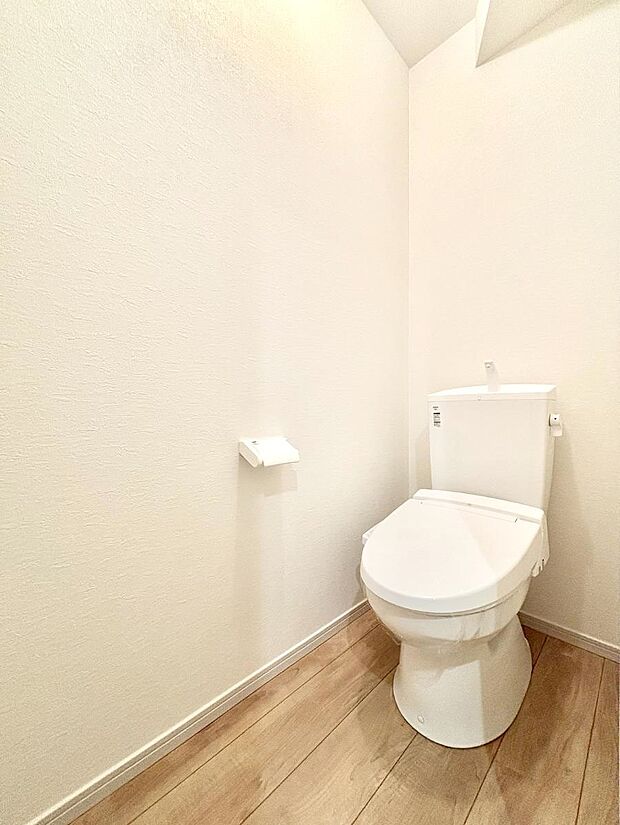 〜Toilet〜　綺麗・スッキリ・快適なウォシュレット付トイレでくつろげる空間です。トイレは毎日使わざるを得ないもの。いつも清潔を保ちたいですね。トイレが2ヶ所あるので朝の混雑時に便利です！