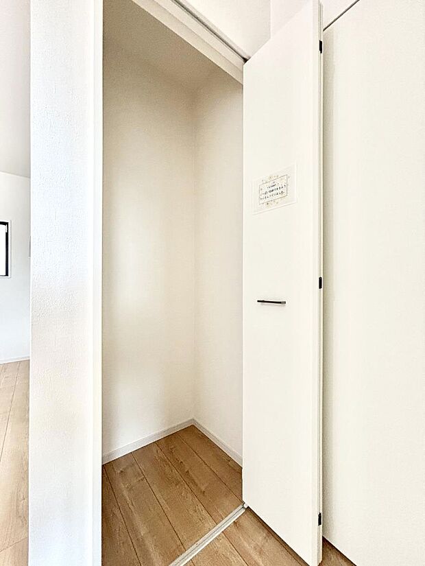 リビング収納。ここに収納があると物が集まるLDKがスッキリ片付きそうですね。  