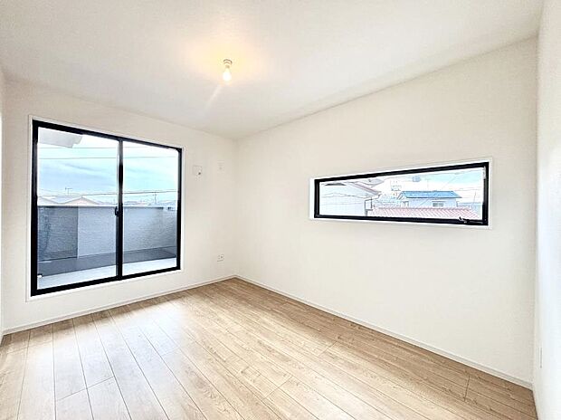 〜Bed Room〜　2面採光を確保した明るい室内は、風通しも良く、大変居心地の良い空間となっております。爽やかな風を感じて起きる朝は、快適生活の始まりに！日当たりや通風がとても良い住まい♪