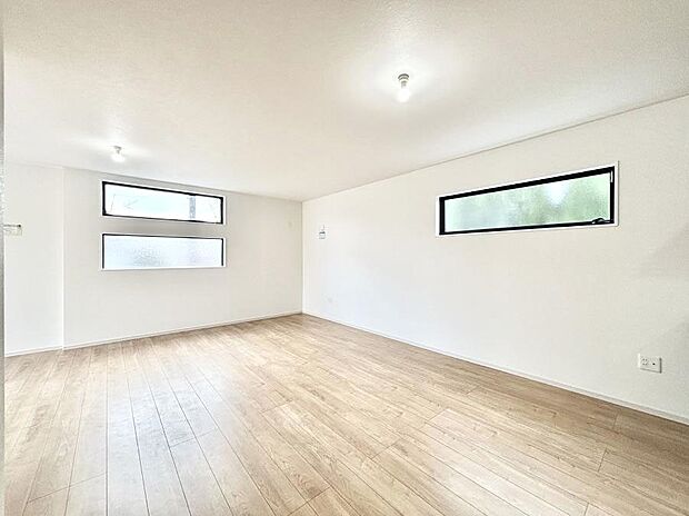 〜Living〜　豊かな陽光がこの場所を照らしだす。光溢れるこの空間はみんなの笑顔が集う場所、時を忘れ、つきることのないたわいもない会話を楽しむ時間、たくさんの思いが綴られる場所。