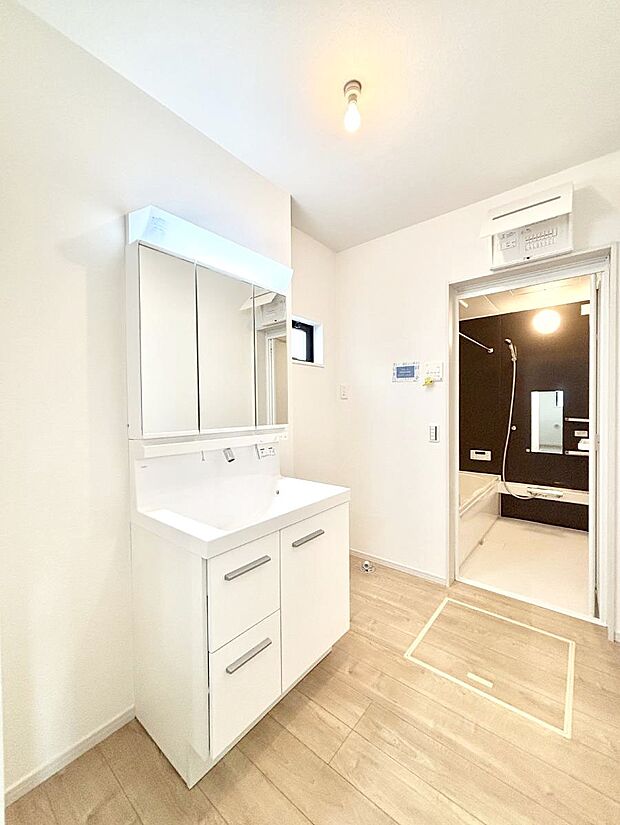 小窓がついているので湿気の多い場所でも換気が十分行えます。毎日の身支度を気持ち良く！