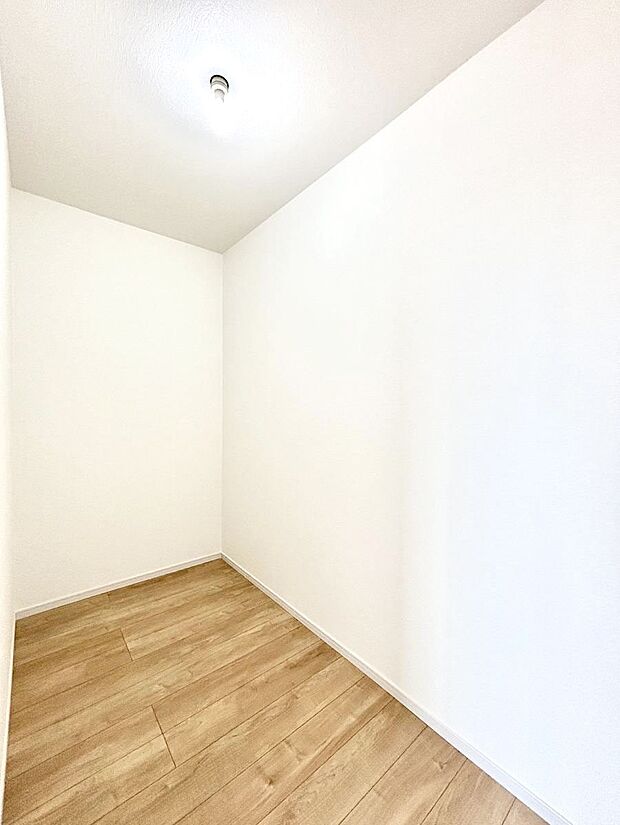 〜Walk-in Closet〜　必要なものやコーディネートを一覧して確認でき、身支度や準備が短時間で済むウォークインクローゼットを設置しました。家の中をすっきりとさせる便利な収納スペースです。