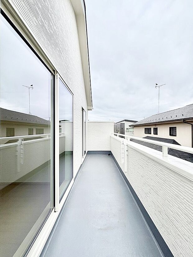 〜Balcony〜　南向きのバルコニーの前には雲以外に太陽を遮るものがありません。お洗濯物も乾きやすく、何より明るく気持ちのいい光が入ってきます。家族全員分の洗濯物も一気に干せます。
