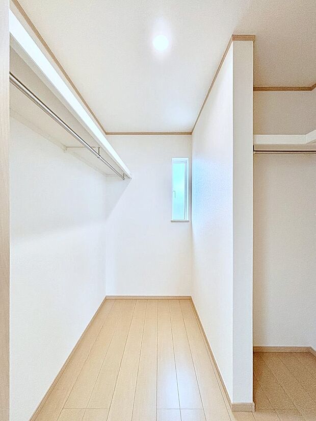 〜Walk-in Closet〜　必要なものやコーディネートを一覧して確認でき、身支度や準備が短時間で済むウォークインクローゼットを設置しました。家の中をすっきりとさせる便利な収納スペースです。