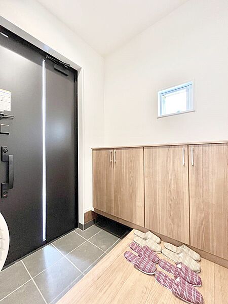 ◆1号棟◆～Entrance～　玄関は家の顔といわれますが我が家のセンスをさりげなく感じさせる魅力ある玄関造りも楽しみの一つ。帰宅する度に家族がほっとできる心地よい空間造りも大切ですね♪