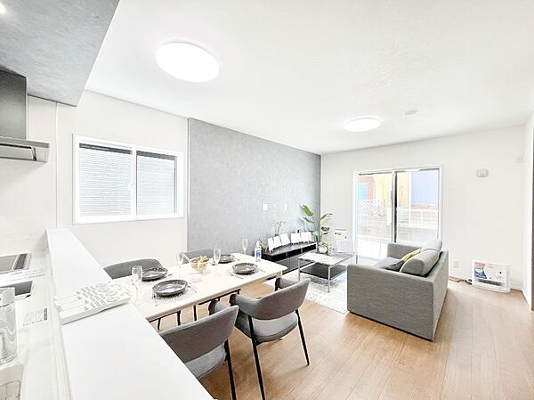 ◆1号棟◆～Living～　家族の会話や笑顔が行き交うリビングです。子供が走ってる姿を見ながら、大きなソファやダイニングテーブルでゆったり食事をしたりくつろぎたい♪そんな夢が叶えられる空間です！