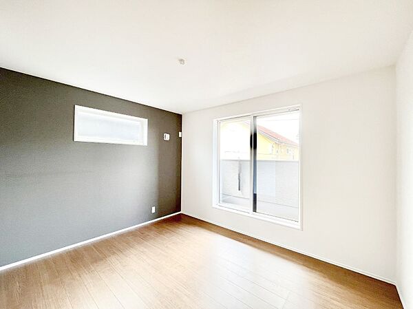 ◆1号棟◆～Bed Room～ 「今日も一日お疲れ様」とご夫婦でゆったりくつろげる寝室。 毎日の家事やお仕事に疲れた日はフカフカのベットで癒されてください。テレビや本棚をおいても快適な広さが自慢♪