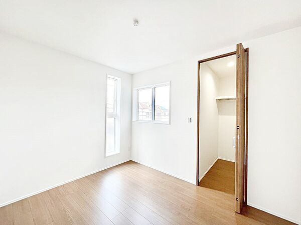 ◆1号棟◆～Bed Room～　2面採光を確保した明るい室内は、風通しも良く、大変居心地の良い空間となっております。爽やかな風を感じて起きる朝は、快適生活の始まりに！日当たりや通風がとても良い住まい♪