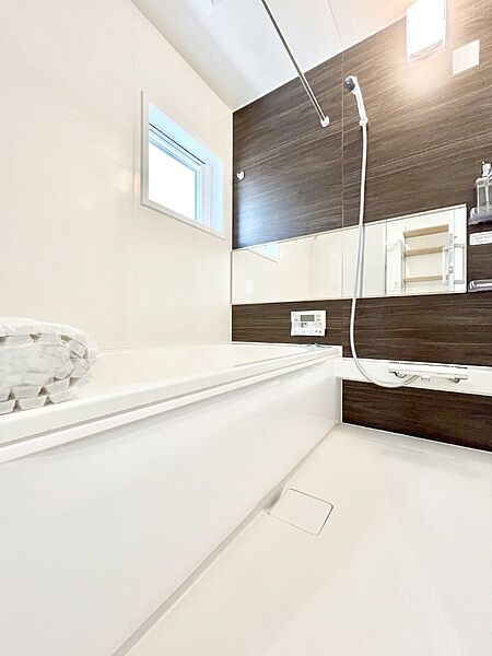 ◆1号棟◆～Bath Room～ 落ち着いた雰囲気の浴室で明日に向けてリフレッシュ。 浴室乾燥機能も付いているので洗い上がった洗濯物を、雨の日も天気を気にせず乾燥させることも可能です。