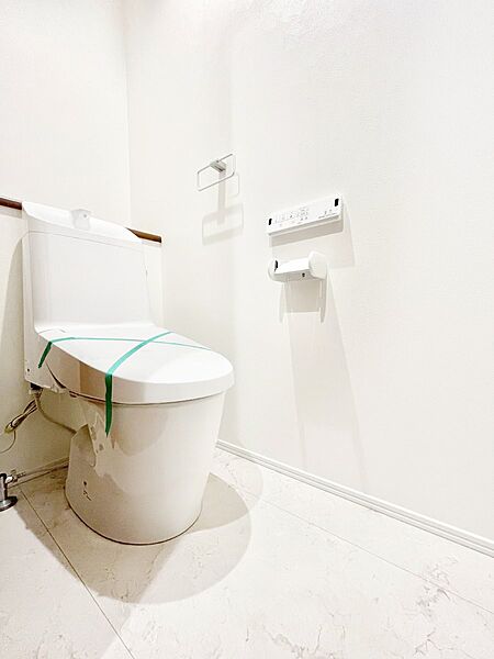 ◆1号棟◆～Toilet～　清潔感のある水回り♪トイレはウォシュレット付きです◎トイレは毎日使わざるを得ないもの。いつも清潔を保ちたいですね。トイレが2ヶ所あるので朝の混雑時に便利です！