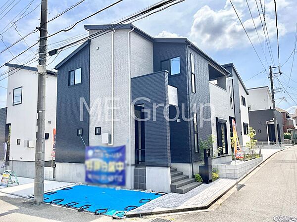◆1号棟◆～Exterior～　角地により陽当り・風通し良好です。一戸建ての大きなメリットは、自分達の「土地」を「自由に」使える事。ガーデニングやＤＩＹ，車やバイクの趣味など様々な用途で利用できます。