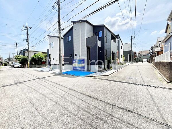 ～Exterior～ 前面道路： 住宅地になっているので車量も少なく、静かな立地です。子育て環境も良好です♪♪周辺環境もあわせてご案内させて頂きます。お気軽にお問い合わせください。