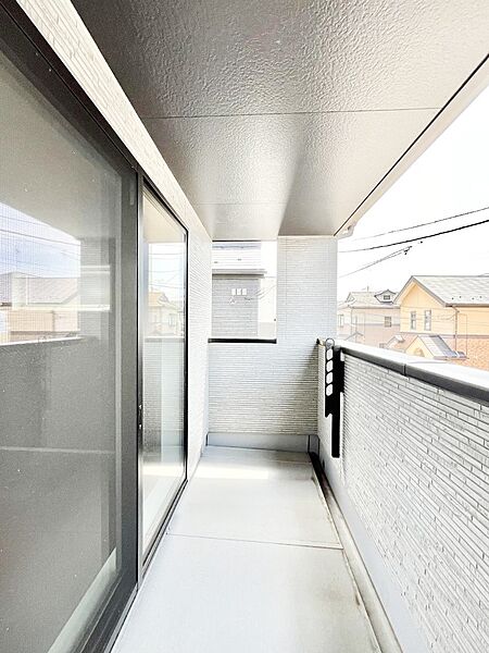 ◆1号棟◆～Balcony～ バルコニーは温かい陽がさしこみ、お布団や洗濯物を気持ちよく干すことができます。 使いやすく開放的なバルコニーです♪陽ざしがたっぷり降り注ぐ、バルコニー付き住まい。