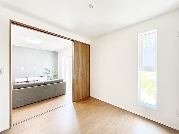 ◆1号棟◆～Bed Room～　リビング続きの洋室。引き戸解放でLDKと洋室を一体利用できる！扉を閉めて独立した空間としても活用☆陽の恵みが感じられる、日当たりや通風がとても良い住まい♪
