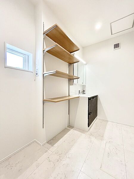 ◆1号棟◆～Dressing Room～　清潔感のある快適空間です。毎日の身支度も気持ち良くお使い頂けます。ランドリースペースには嬉しい収納があります。バスタオルなどをスッキリ収納できますね。