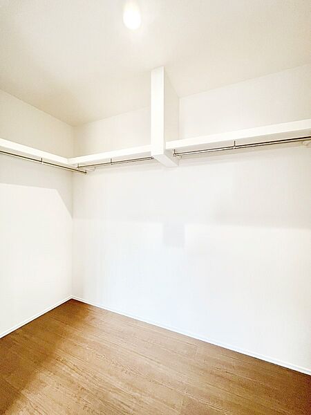 ◆1号棟◆～Walk-in Closet～　たくさんの洋服をかけてもシワになりにくいウォークインクローゼット。洋服以外にも、普段使わない家電やスーツケース、ストック品など何でも片付く嬉しい空間。