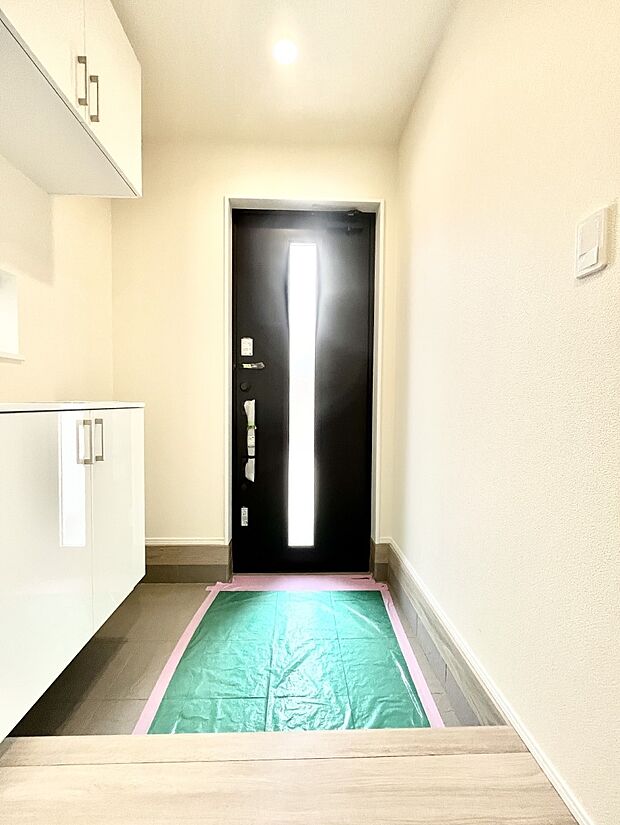 ◆B号棟◆〜Entrance〜　家の中でお客様を迎える最初の場所である玄関は、家の印象そのものです！豊富な玄関収納で、常に綺麗に保つことが出来ます♪玄関にはたっぷり収納の下駄箱を完備！