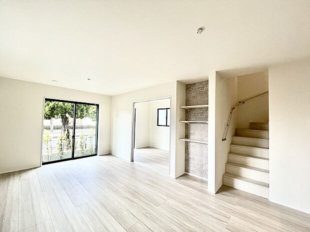 ◆B号棟◆~Living~ リビングに階段のある間取りです♪家族のコミュニケーションがスムーズに取れますね♪ゆとりある暮らしと心地よい住環境が紡ぐ贅沢な時間をご家族みんなでお過ごし下さい。