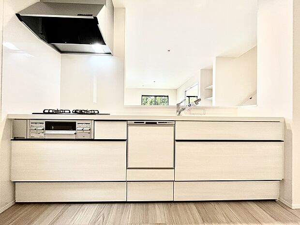 ◆B号棟◆~Kitchen~ 会話が弾むリビング、料理が愉しくなるキッチン。家は、ただ生活する場ではなく、暮らしを愉しく、快適にする場所。笑顔の毎日、安らぎの日々のために、最新の設備・仕様を採用。