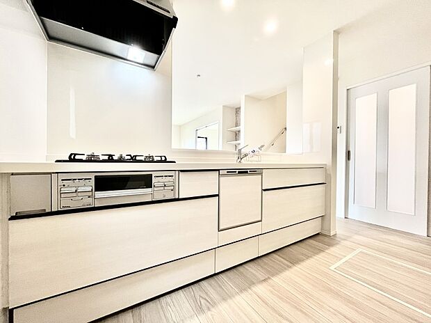 ◆B号棟◆~Kitchen~ 「さぁ今日は何を作ろう」こんなキッチンなら思いっきり料理ができちゃいます。キッチンからはリビングが一望できます。家族がつながるお家がここにございます。