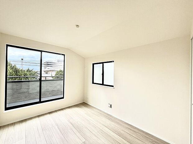 ◆B号棟◆~Bed Room~ 子供部屋はお子様にとって大変重な役割があります。子供一人で過ごす空間を与えることで、宿題や勉強時間も自然と増えまた自ら部屋の片付けや掃除なども促すことに繋がります。