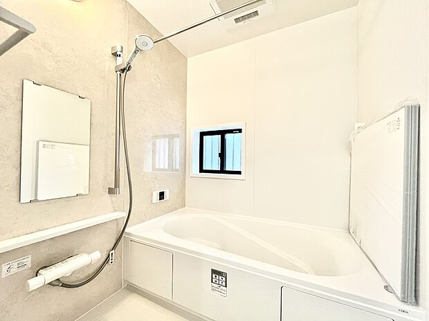 ◆B号棟◆〜Bath Room〜　窓付きのバスルームは、採光もあり明るく気持ちの良い空間です。窓があることで、換気環境も良好。ゆったり寛げるバスルームで、毎日のバスタイムが楽しみになりそうです。