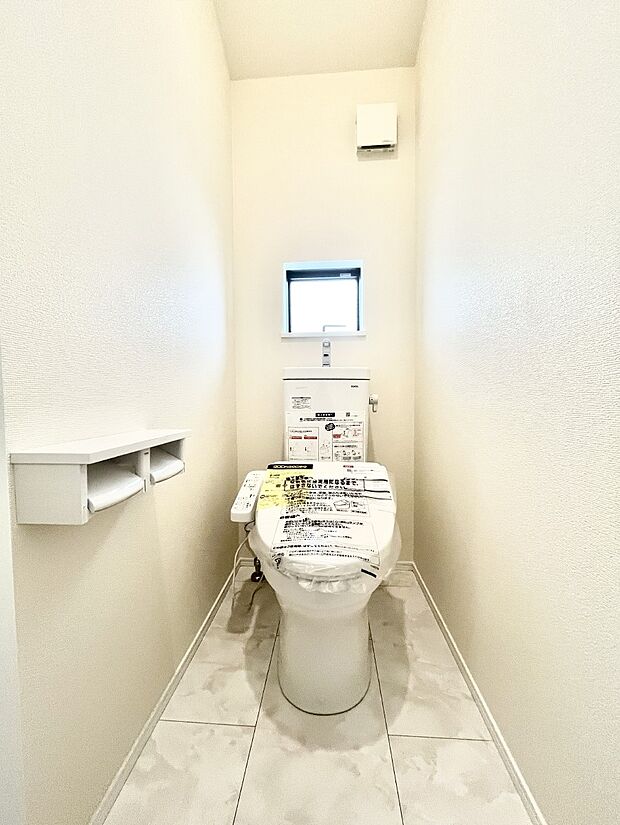 ◆B号棟◆~Toilet~ 綺麗・スッキリ・快適なウォシュレット付トイレでくつろげる空間です。採光もあり明るく、快適空間となっております♪毎日使う場所だからこその配慮です!