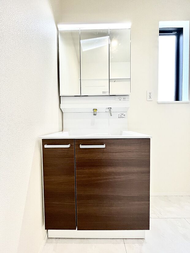 ◆B号棟◆~Dressing Room~ 清潔感溢れる色合いで統一されていると、スッキリと整った印象をうけます。鏡の裏にはたっぷりと収納スペースを標準装備!水廻りは、シンプルかつ機能性を重視して。