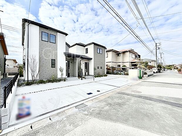 ~Exterior~ 前面道路:南西 21m 公道、北東 6m 公道 低層の一戸建てを中心とした街並みが整然と続き、周辺は高い建物が建っていないので、緑の多い閑静な趣を感じる環境です。